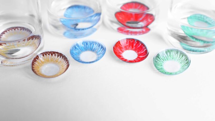 Lente de contato colorida levanta alerta entre médicos