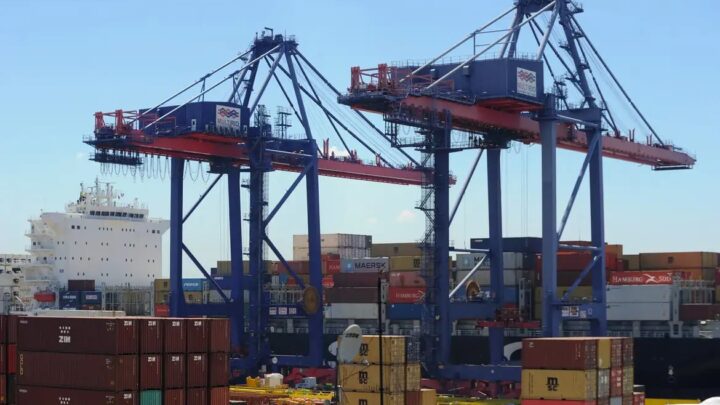 Portos brasileiros batem recorde histórico com 532 milhões de toneladas movimentadas em 2025