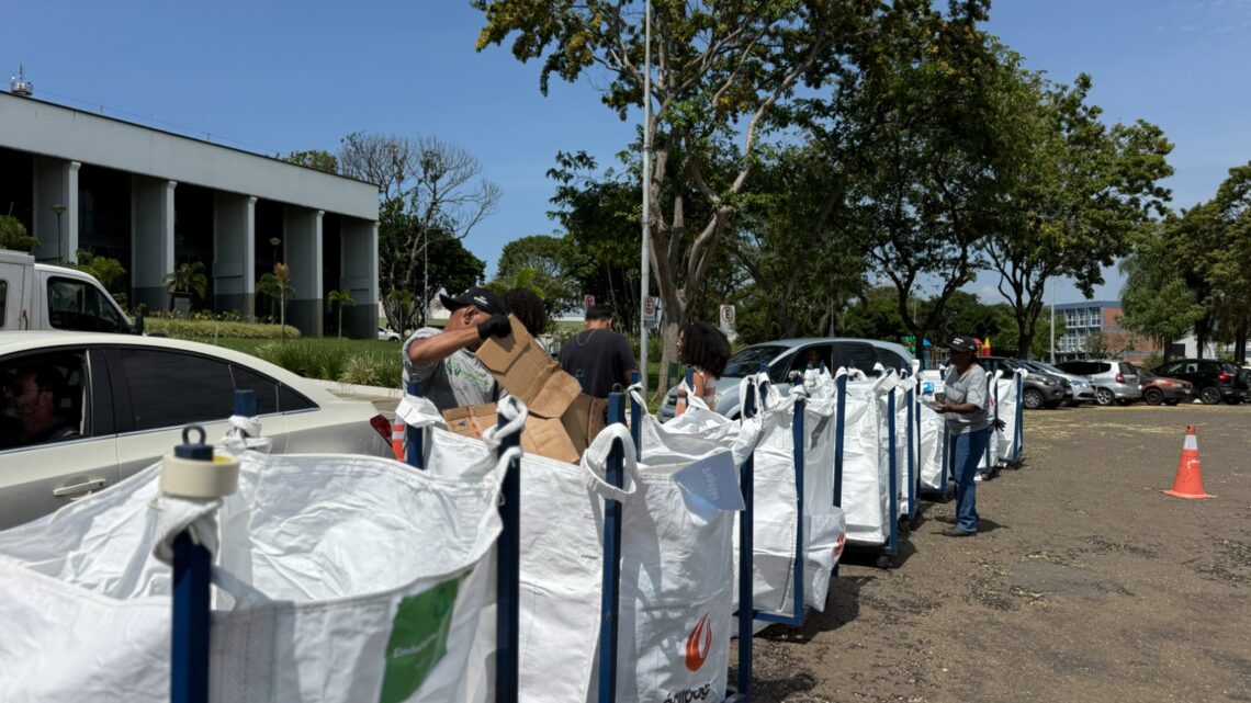 Drive Thru Ambiental de Nova Odessa arrecada mais de 700 quilos de recicláveis e supera expectativas