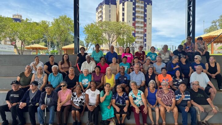 Idosos atendidos pelo CRAS participam de aulão especial no Parque das Crianças em Nova Odessa