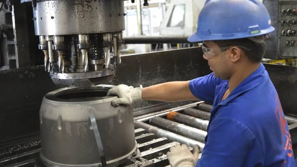 Juros altos dificultam crescimento da indústria e reduzem renda das famílias