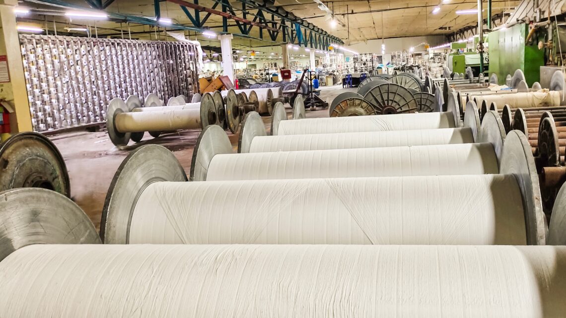 Setor têxtil brasileiro eleva em 18% produção e reduz em 70% as emissões de CO₂ em duas décadas