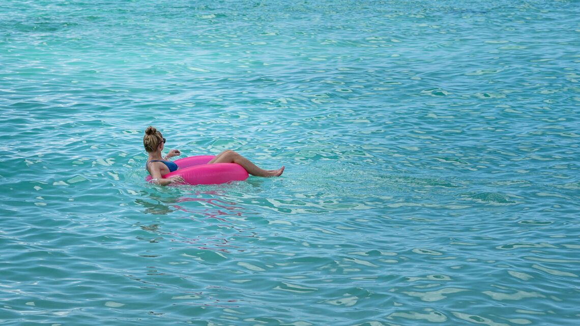 Mar e piscina ampliam risco de infecção por lente de contato