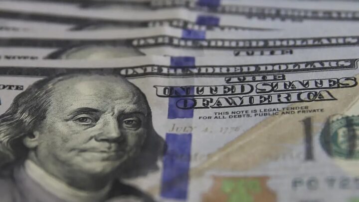 Dólar e euro encerram pregão em queda