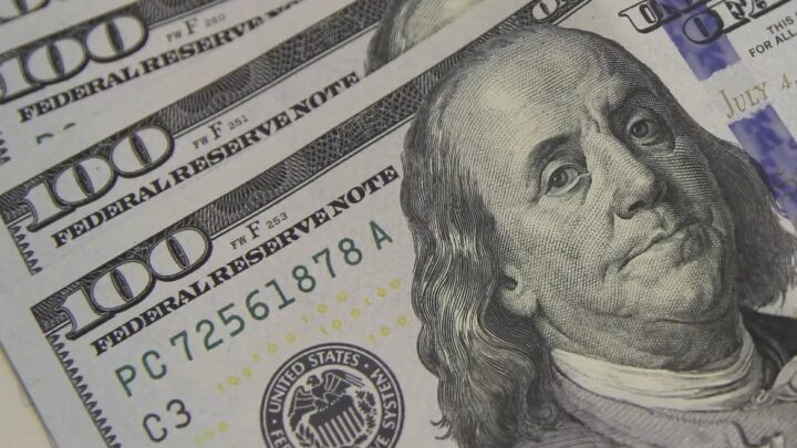 Dólar fecha praticamente estável, com leve alta de 0,04%