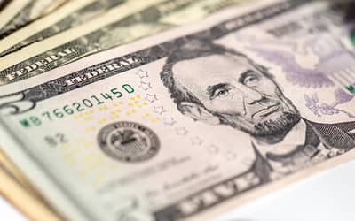 Dólar: moeda encerra em alta de 0,23%, cotada a R$5,42