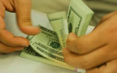 Dólar sobe com baixa liquidez e tensão institucional