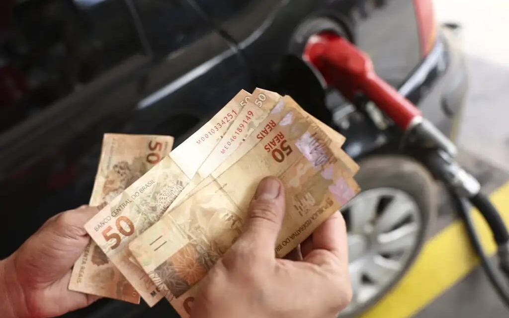 Gasolina, luz e passagens aéreas pressionam inflação em grandes cidades