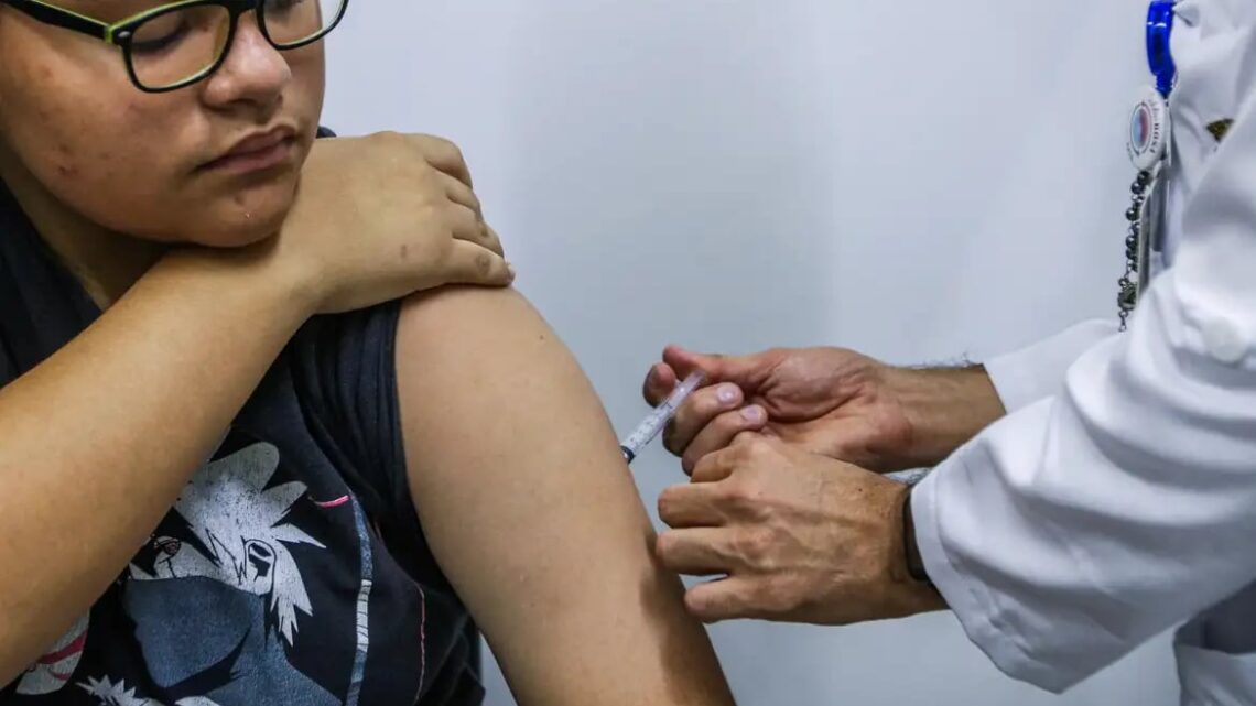 Ministério da Saúde amplia prazo de resgate vacinal contra o HPV para jovens de 15 a 19 anos até 2026
