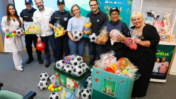 Fernanda Rizzo Piovezan recebe doações de brinquedos da Clínica Amor e Saúde e Cartão de Todos