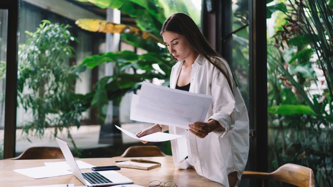 Pesquisa aponta que Mulheres pausam a carreira para cuidar e homens, para sobreviver ao mercado