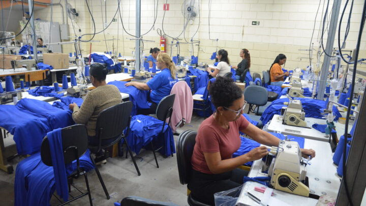 Hortolândia finaliza confecção de uniformes escolares e inicia entrega nas escolas da rede municipal