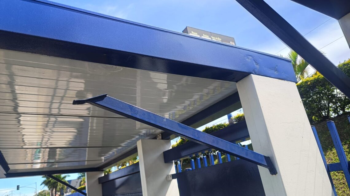 Vandalismo nos abrigos de ônibus prejudica quem utiliza o transporte coletivo