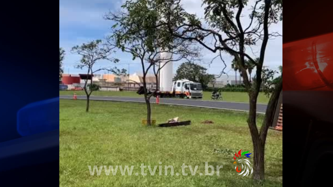 Tombamento de caminhão com 12 Toneladas de laranja é registrado na Rodovia Engenheiro João Tosello