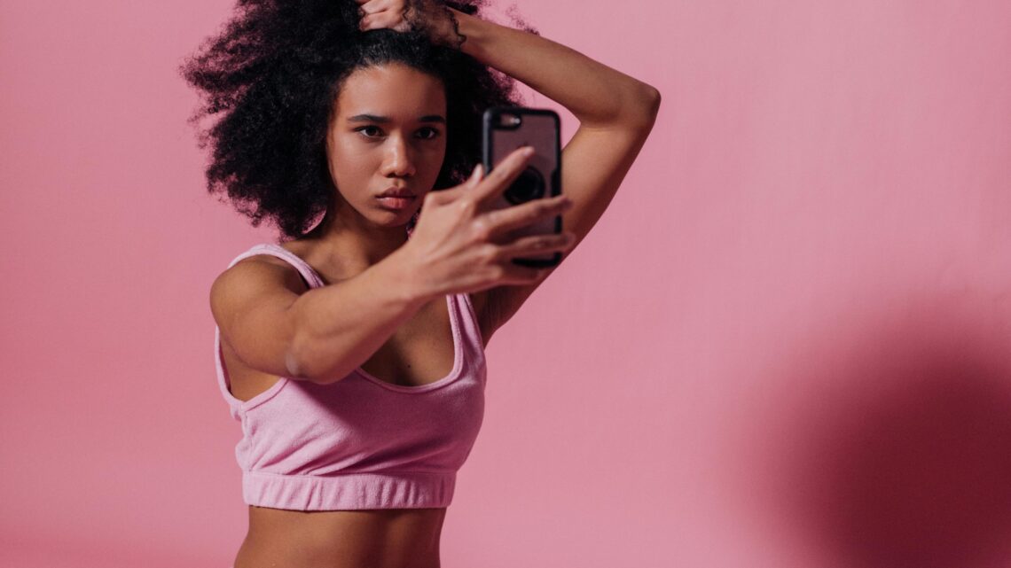 Estratégia com influenciadores segue em alta para 57% das marcas brasileiras