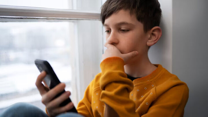 Janeiro Branco: estudo liga uso precoce de smartphones a maior risco de depressão e problemas de sono em crianças