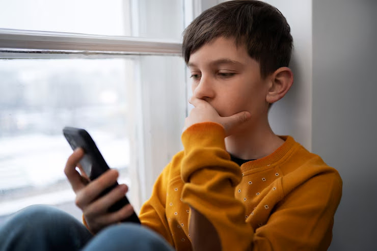 Janeiro Branco: estudo liga uso precoce de smartphones a maior risco de depressão e problemas de sono em crianças