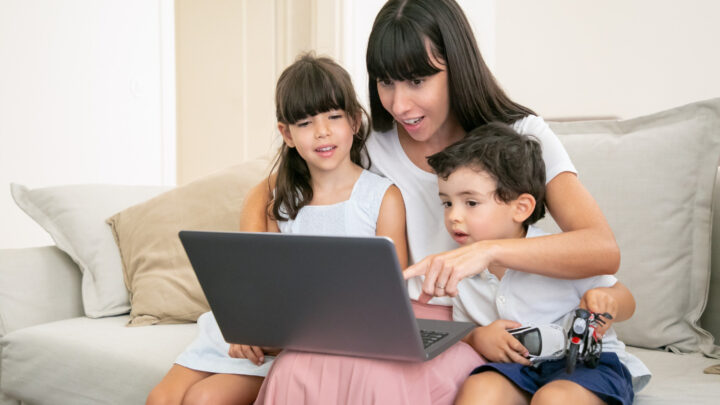 Assistentes virtuais ampliam cuidado infantil com tecnologia