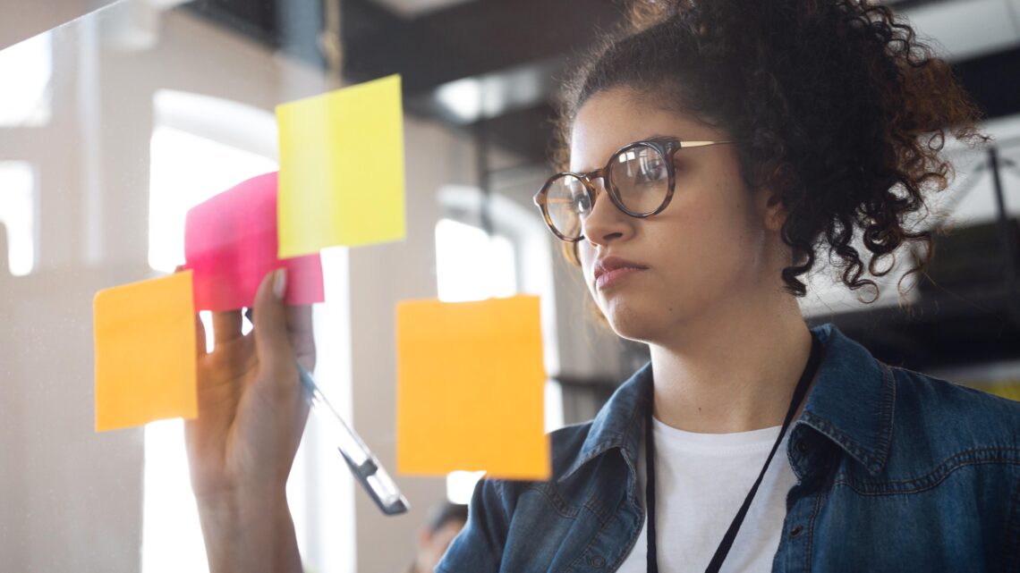 Compras antecipadas de brindes evitam atrasos e taxas de urgência