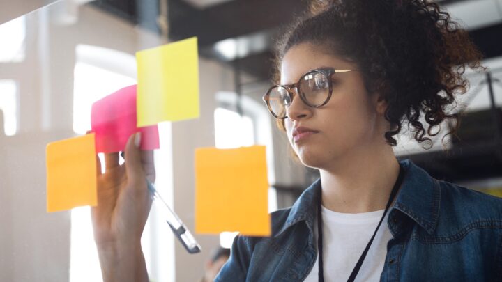 Compras antecipadas de brindes evitam atrasos e taxas de urgência