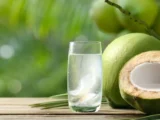 Nem toda água de coco é igual: o que muda do coco ao copo
