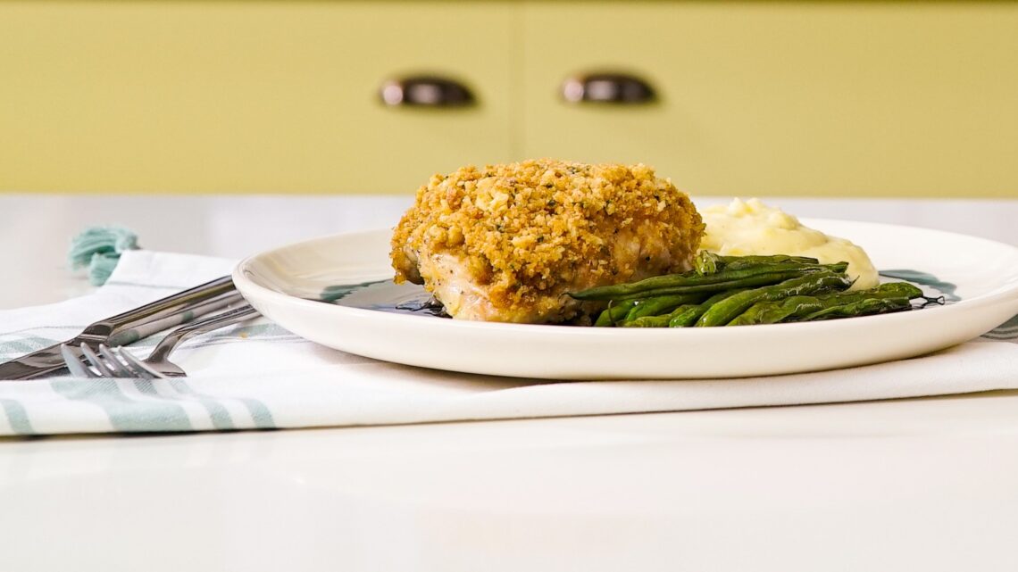 Sobrecoxa de Frango com crosta de Biscoitos de Gergelim: crocante por fora e suculenta por dentro