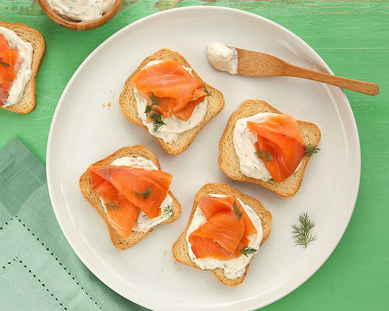 Torrada com Salmão Defumado e Creme Azedo com Dill