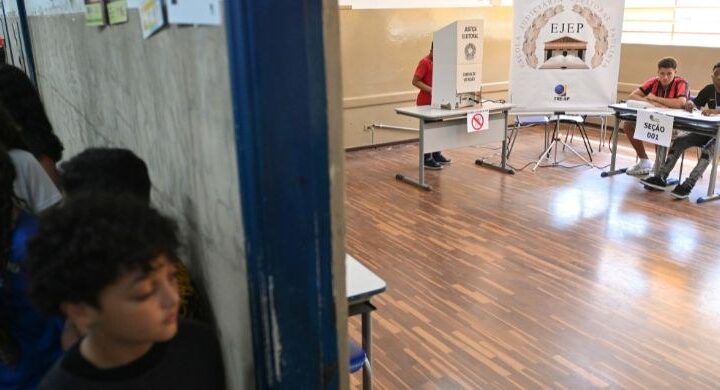 Eleição para grêmio estudantil com urnas do TRE-SP tem emissão do primeiro título e coleta de biometria