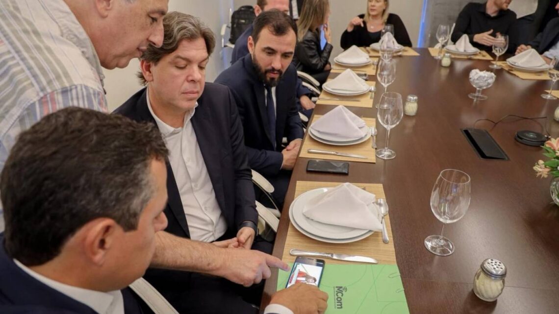 Ministro das Comunicações realiza teste de transmissão da TV 3.0 em celulares