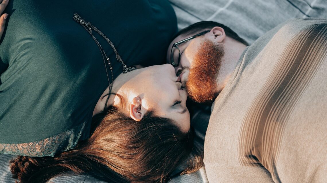 Sexo melhora com a idade: brasileiros acima dos 45 são os que mais exploram fantasias