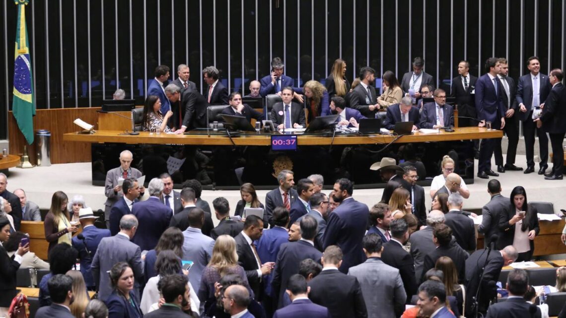 Pequenos empresários pressionam Congresso por reajuste do Simples Nacional