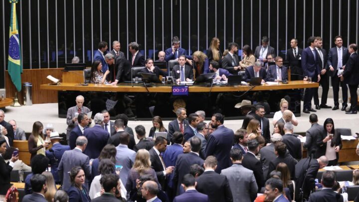 Pequenos empresários pressionam Congresso por reajuste do Simples Nacional