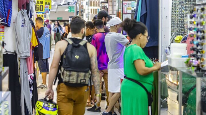 Confiança no comércio cai pelo segundo mês seguido em março, segundo FGV IBRE