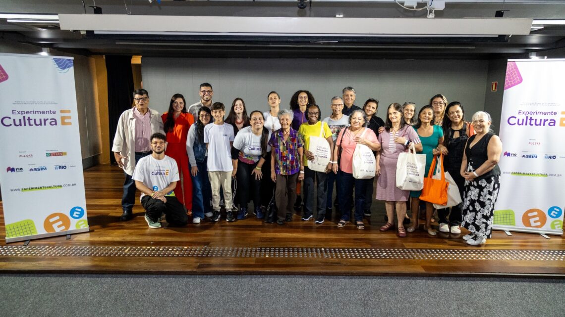 Aos 94 anos, idosa lança livro após experiência com IA e VR