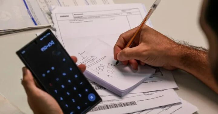 Inadimplência cresce e 42% repetem dívidas