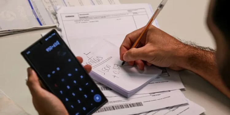 Inadimplência cresce e 42% repetem dívidas