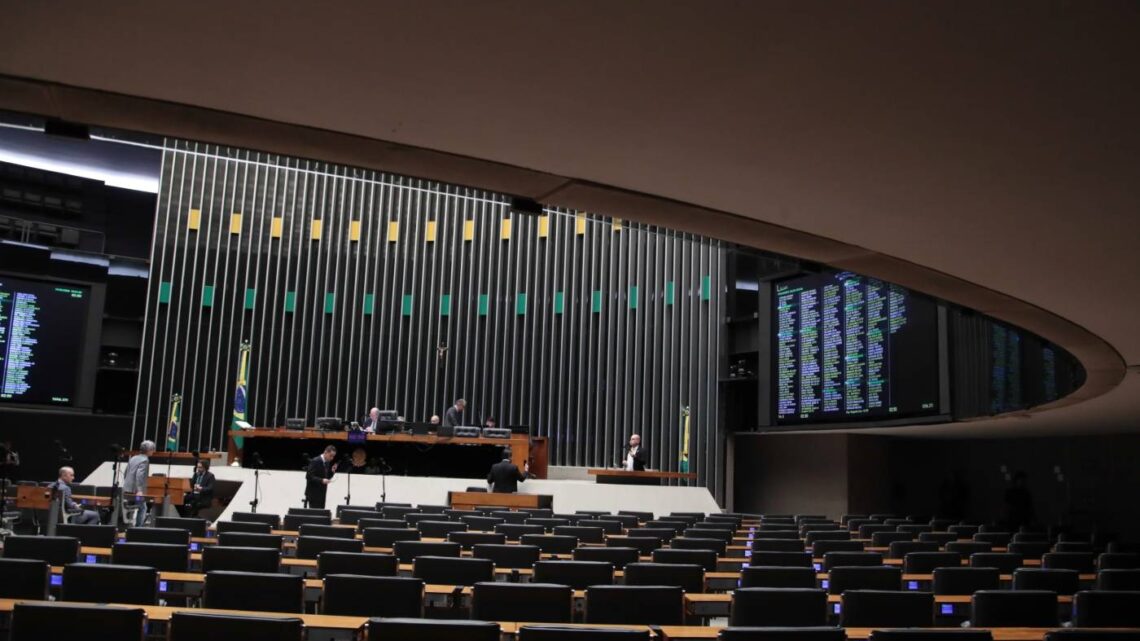 Semana começa esvaziada no Senado e sem definições na Câmara