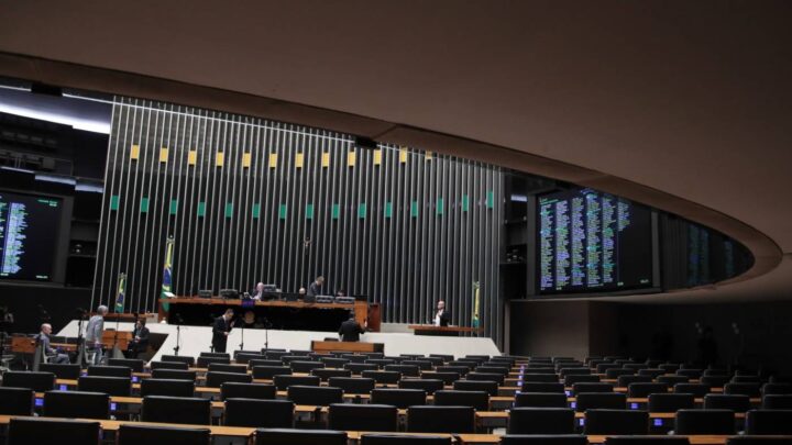 Semana começa esvaziada no Senado e sem definições na Câmara