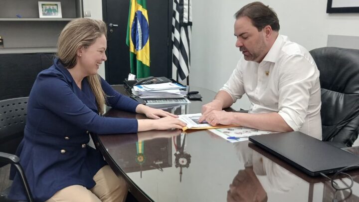 Vereadora Jacira solicita ambulância e transporte de pacientes ao Governo do Estado