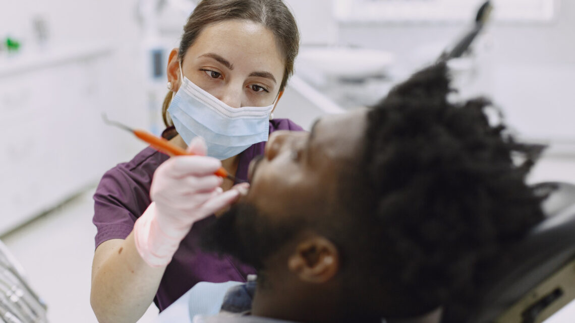 Saúde odontológica atrai brasileiros para clínicas europeias