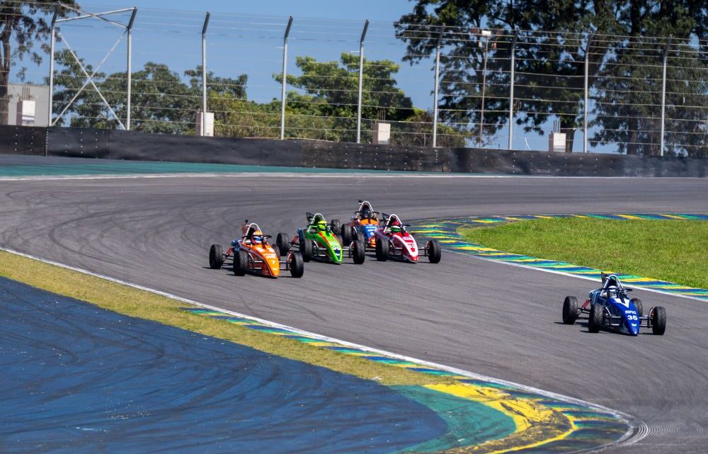 Busca por desafio e adrenalina impulsiona o automobilismo