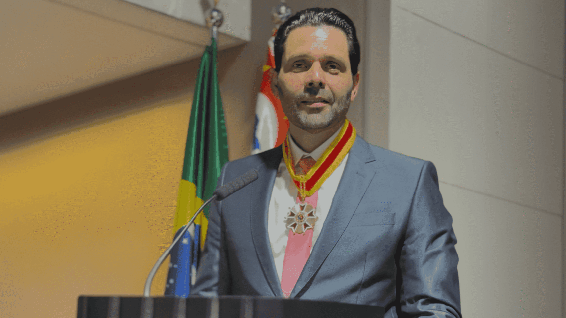 Empresário do setor automotivo é condecorado