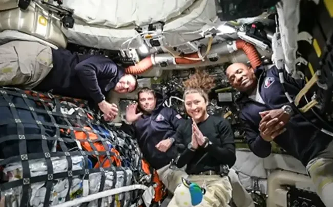 Missão Artemis II realiza sobrevoo lunar e estabelece novo recorde de distância humana no espaço