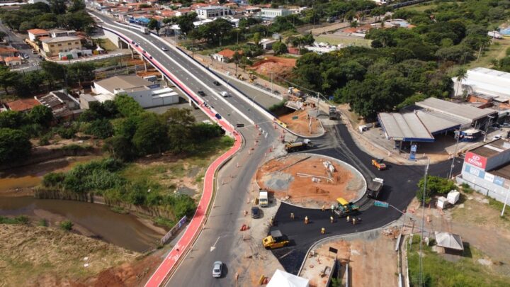 Rotatória do viaduto na Vila Real recebe asfalto