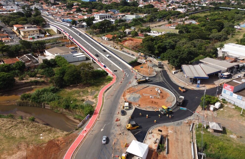 Rotatória do viaduto na Vila Real recebe asfalto