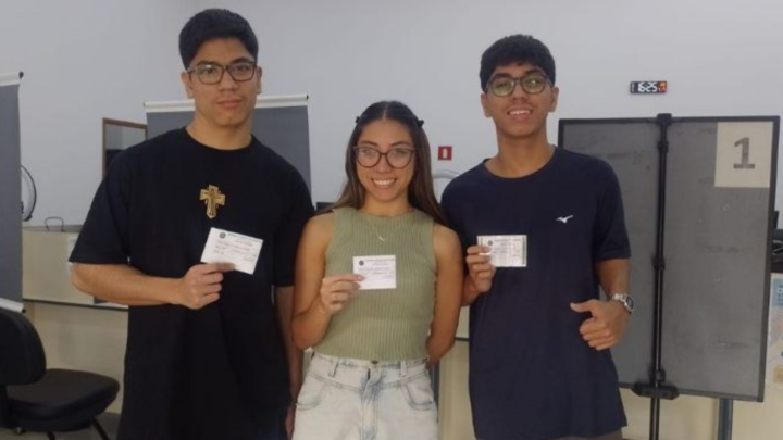 Eleições 2026: trigêmeos de 17 anos tiram título juntos em São Paulo para ir às urnas pela 1ª vez