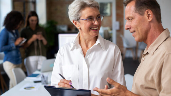 Profissionais 50+ ganham espaço em empregos de base