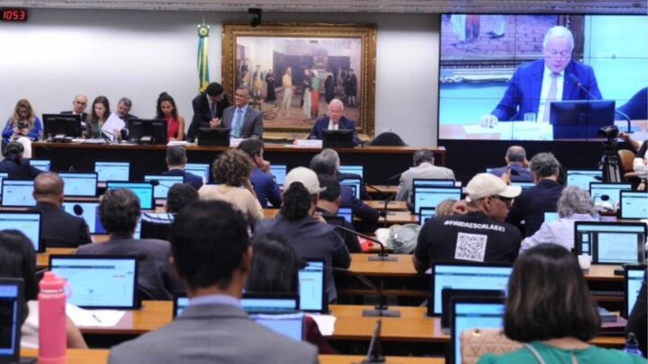Após pedido de vista, comissão da Câmara adia votação do fim da escala 6×1