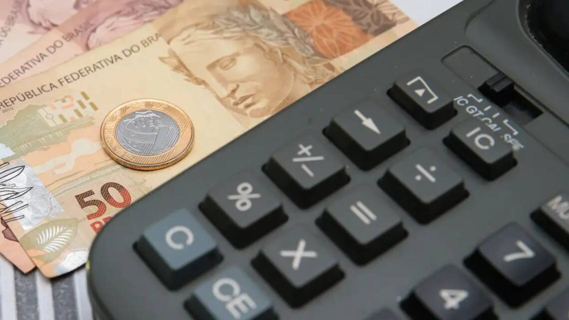 Brasil tem recorde de famílias endividadas e mais contas em atraso, revela pesquisa da CNC