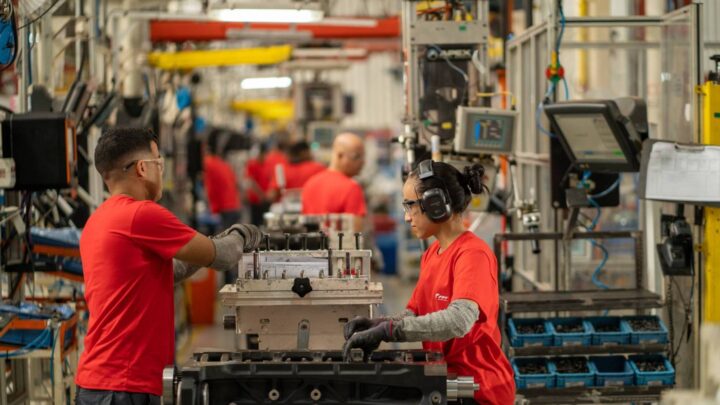 Faturamento da indústria avança 4,9% em fevereiro; aponta CNI